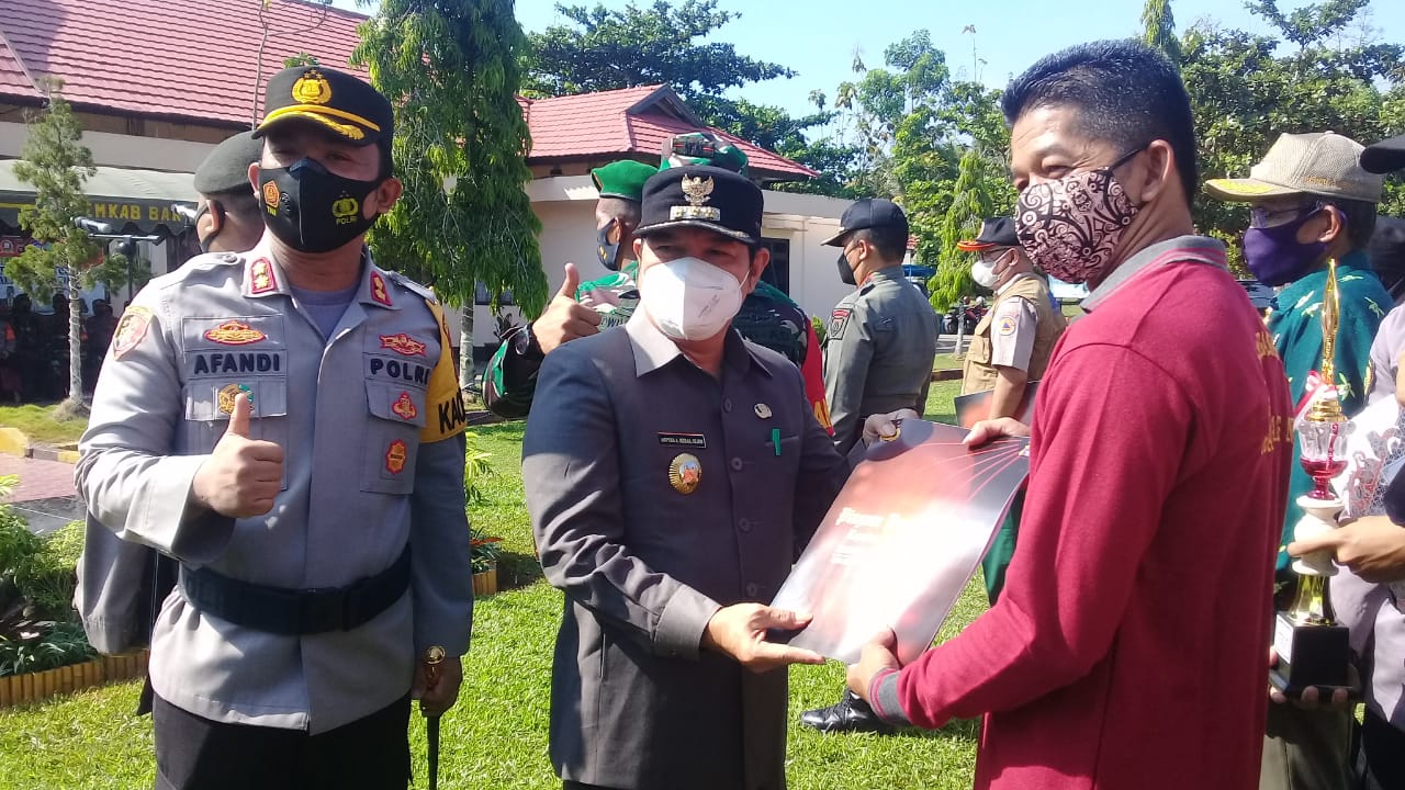 Forkopimda Bartim Beri Penghargaan kepada Petugas Penanggulangan Covid-19