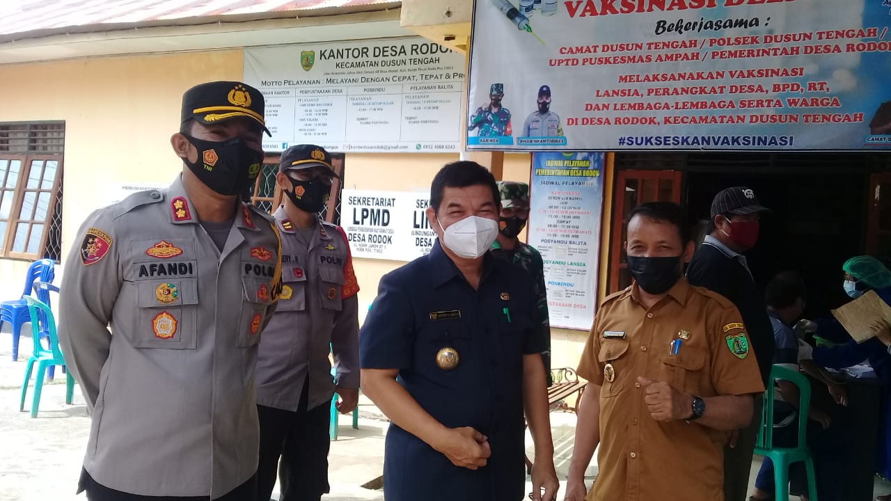 Bupati dan Kapolres Bartim Saksikan Langsung Vaksinasi di Desa