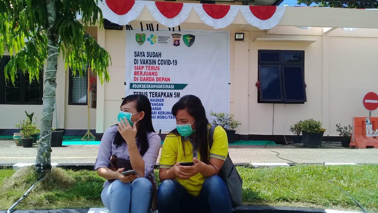 Similie dan Sikamilie Jauh-Jauh Datang ke Mapolres Bartim untuk Ikut Vaksinasi Massal