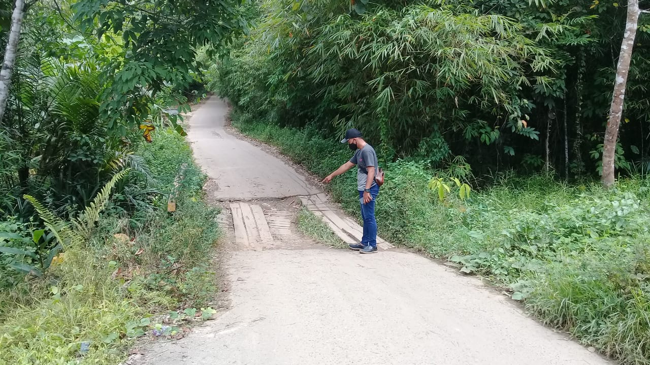 Jembatan Karuntu Desa Karang Langit Amblas