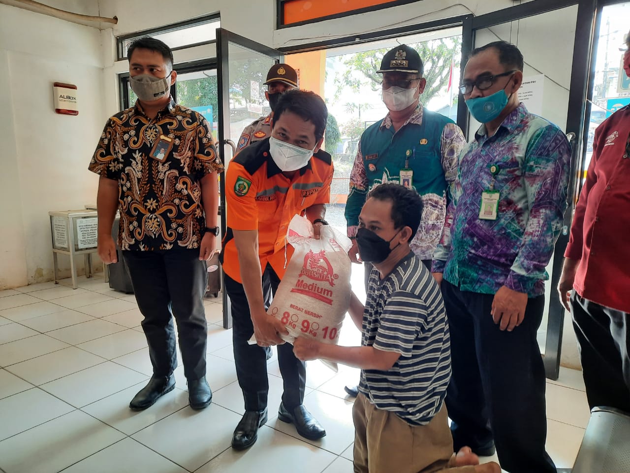 Abdul Hadi Serahkan Bantuan Sosial Kepada Warga di Masa PPKM