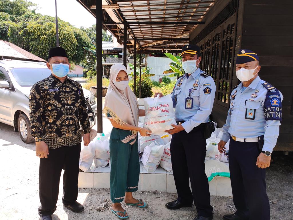 Lapas Karang Intan Bantu Warga Terdampak Covid-19