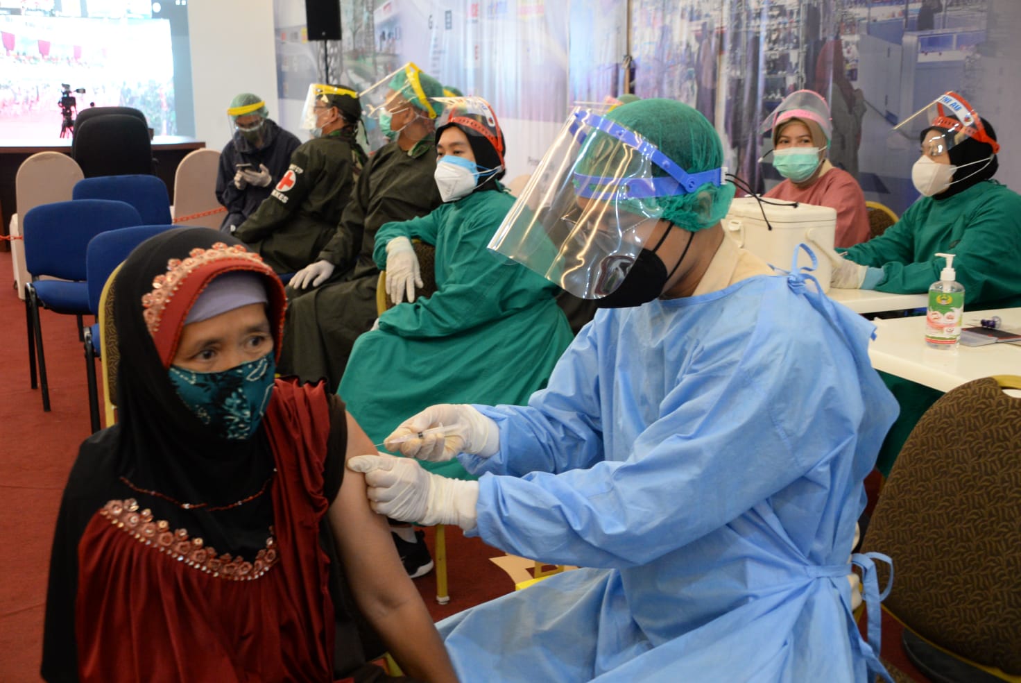 Serbuan Vaksinasi TNI Kembali Digelar di Duta Mall