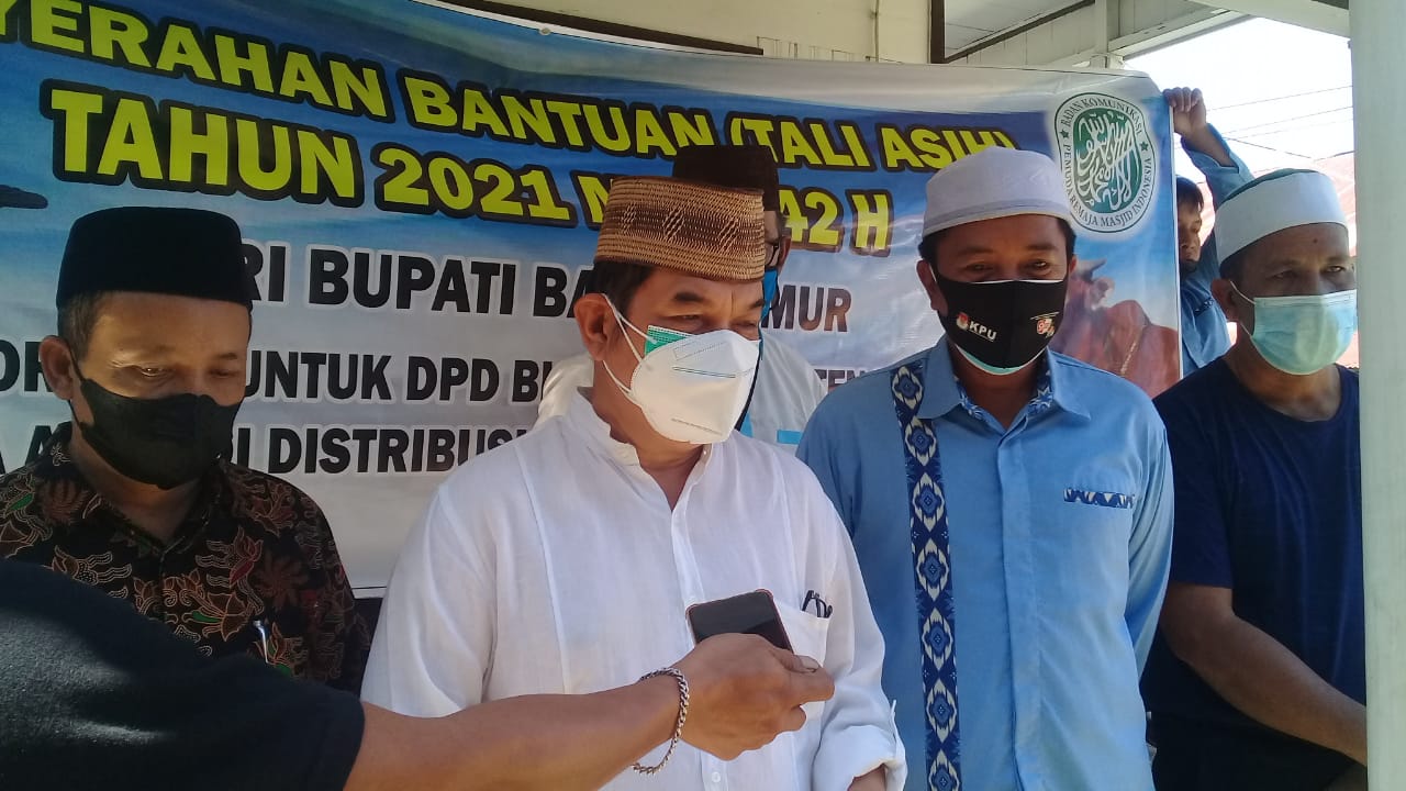 Bupati Bartim Serahkan Hewan Taliasih kepada BKPRMI