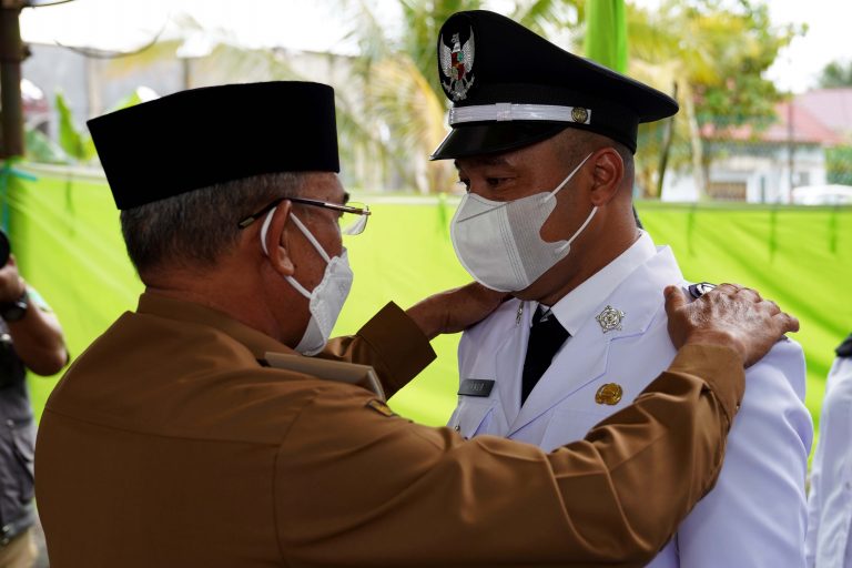 Bupati dan Wakil Bupati Tanbu Lantik 4 Pjs Kades