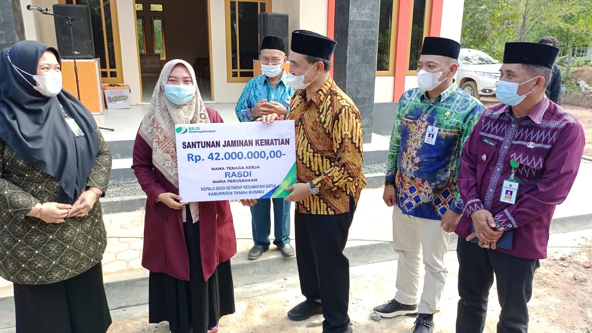 Ahli Waris Kepala Desa Setarap Dapat Santunan BP Jamsostek