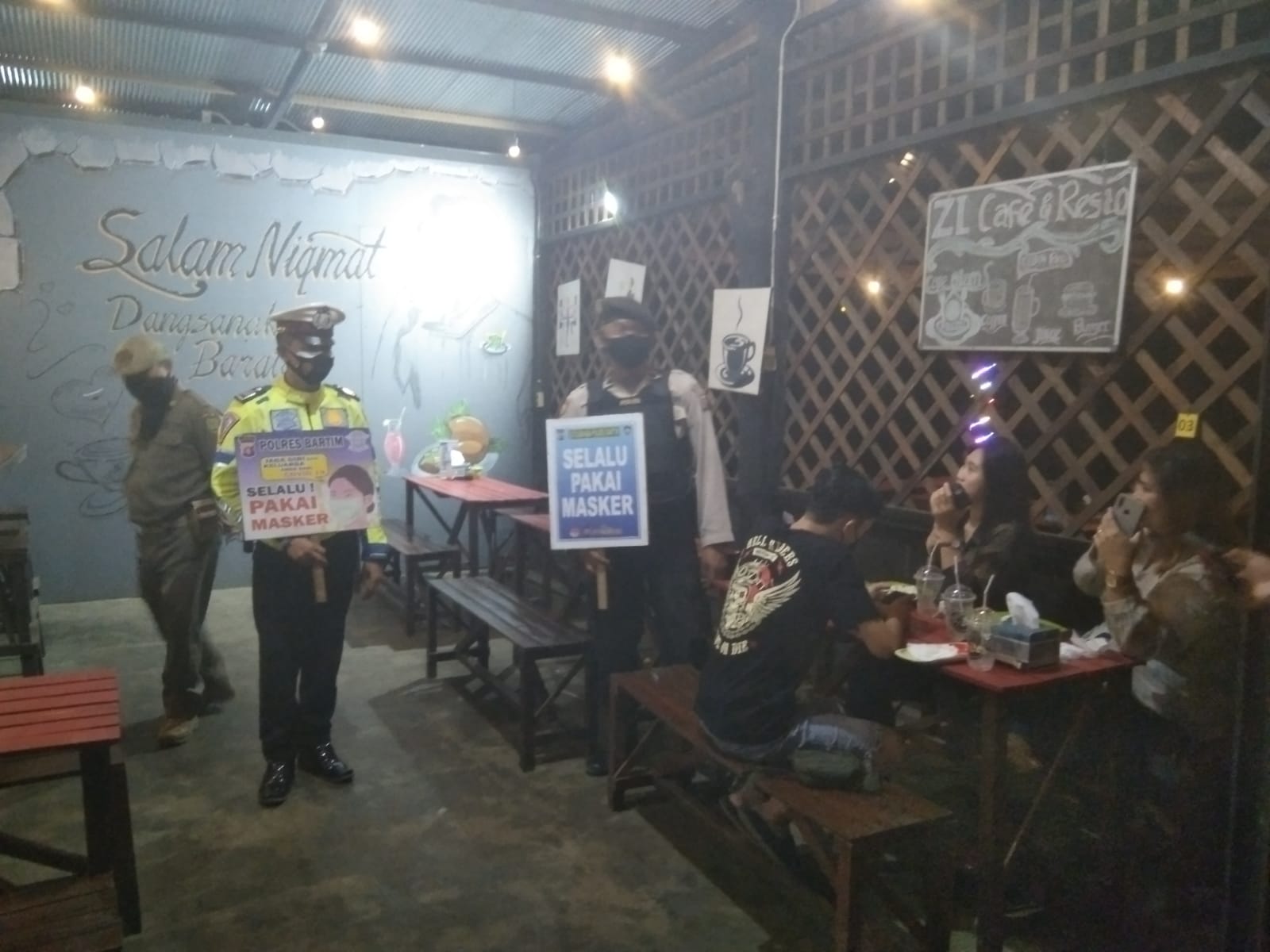 Petugas Yustisi Tegakkan Prokes di Cafe Bang Zali