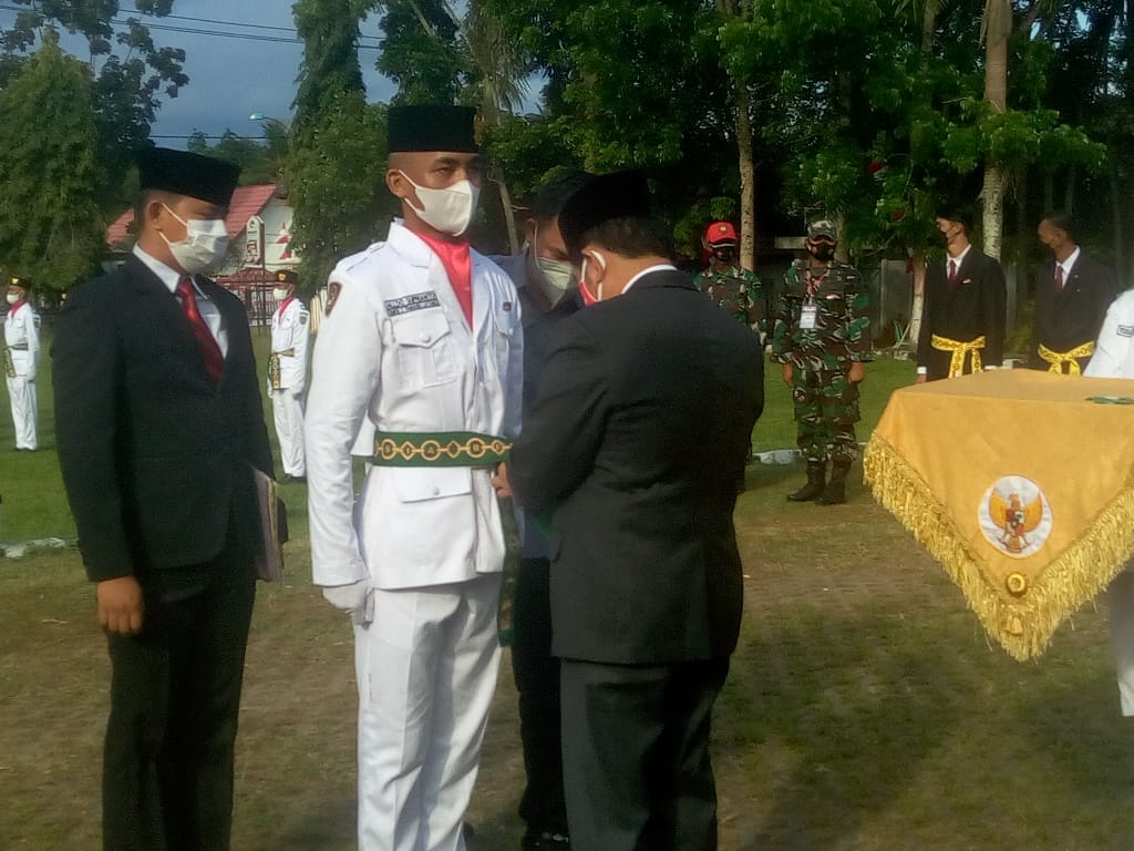 Bupati Ampera Kukuhkan 36 Anggota Paskibra Bartim