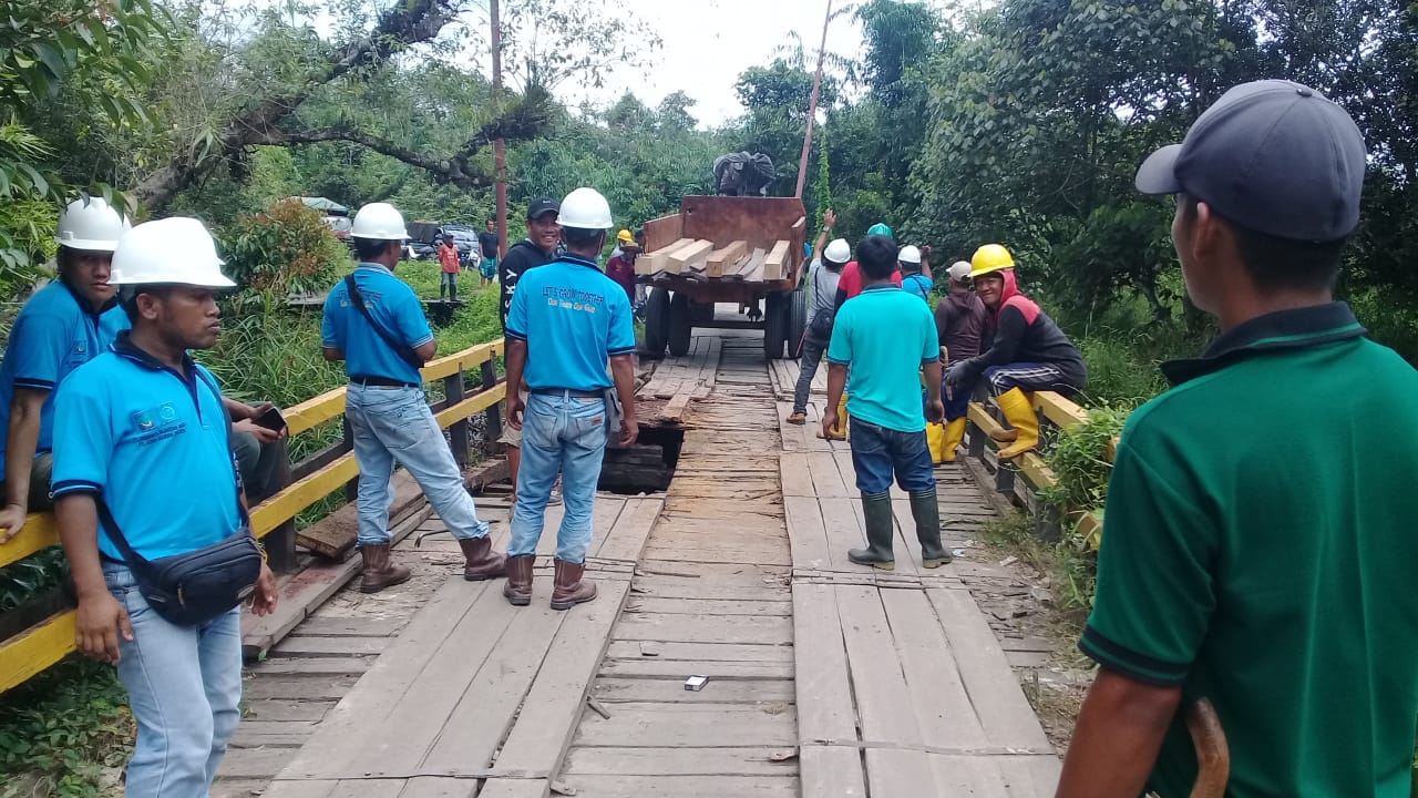 PT Indopenta Sejahtera Abadi Perbaiki Jembatan Rusak di Desa Siong
