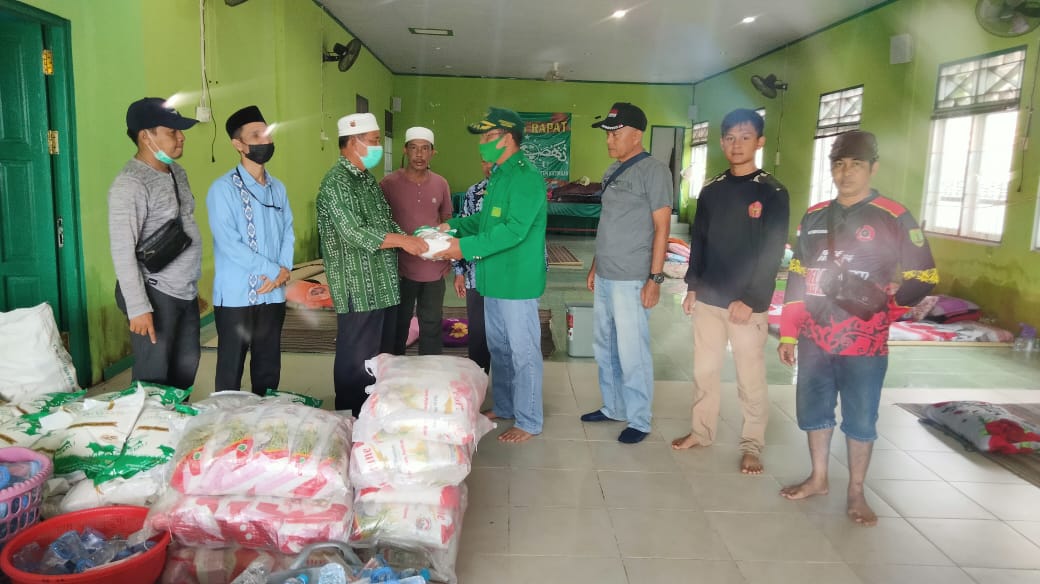 Relawan Peduli Bencana Banjir Serahkan Bantuan Sembako di Pengungsian