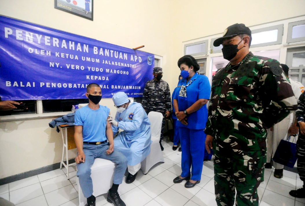 KASAL Laksamana TNI Yudo Margono Tinjau Vaksinasi di Lanal Banjarmasin