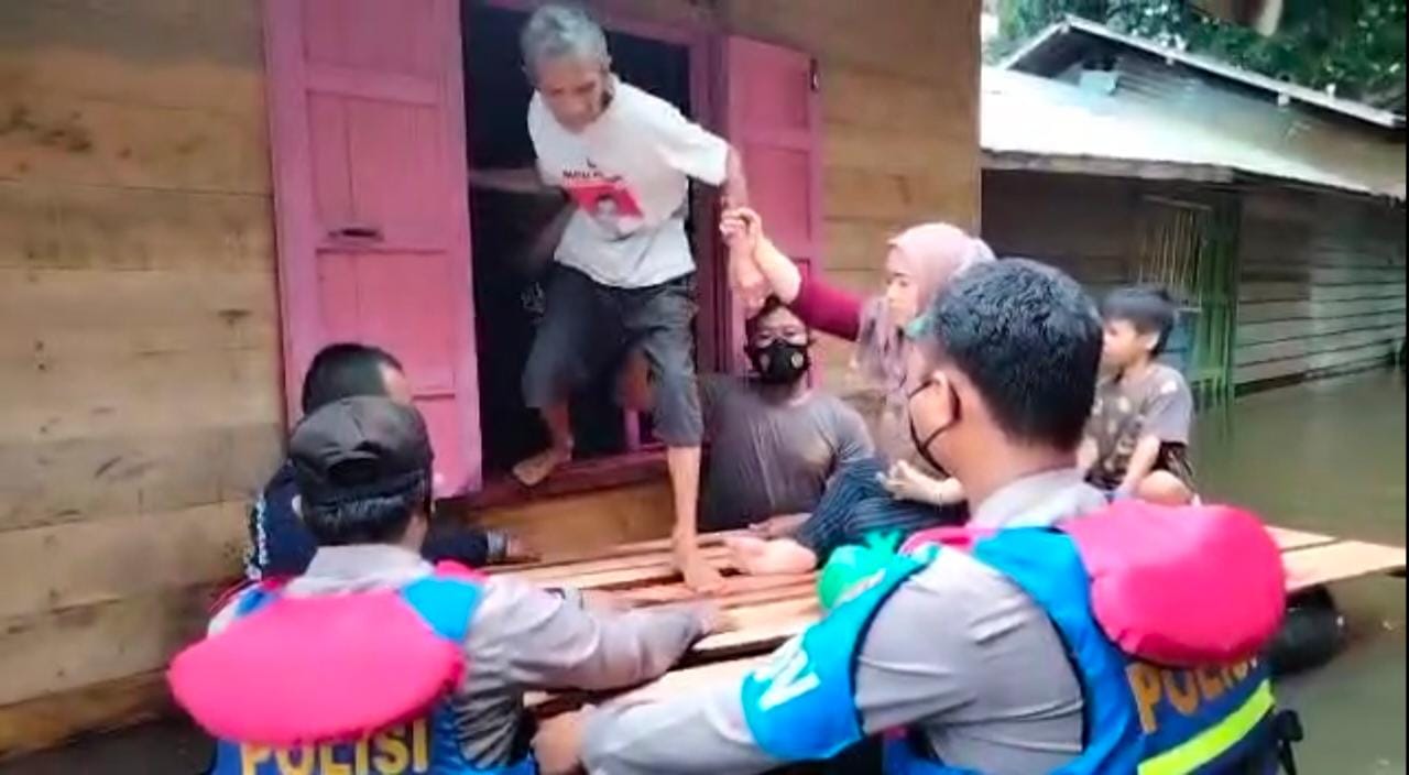 Encek Bohay Berhasil Membujuk Kakek untuk Dievakuasi dari Rumah yang Terkepung Banjir