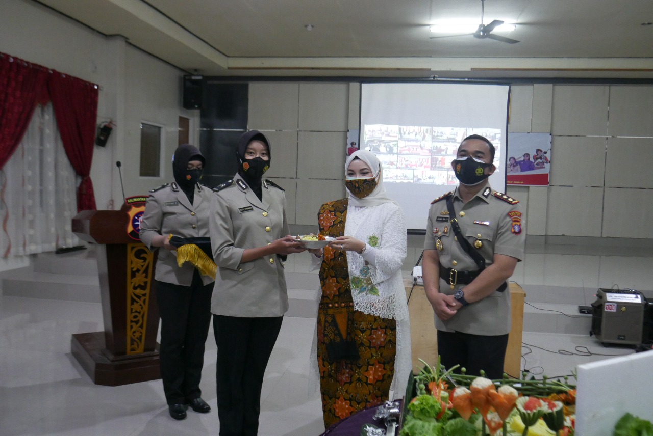 AKBP Afandi  Didampingi Indah Afandi Hadiri Syukuran Polwan Ke-73