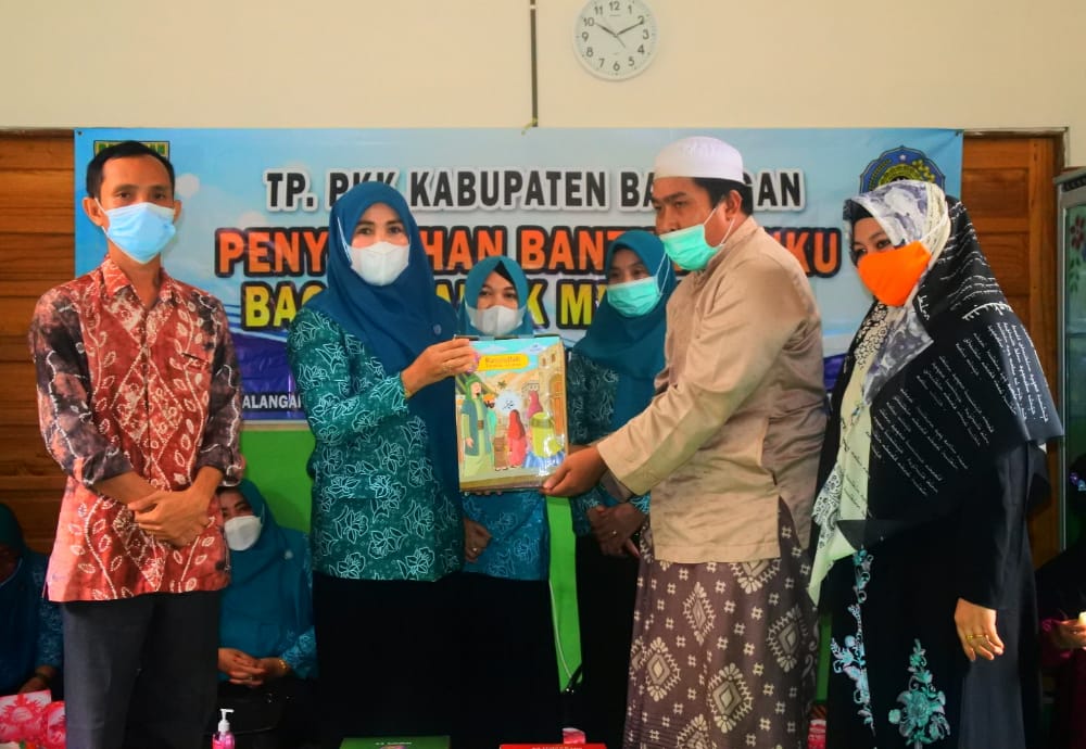 TP PKK Balangan dan Sipirit Nabawiyah Community Berbagi Buku Islami
