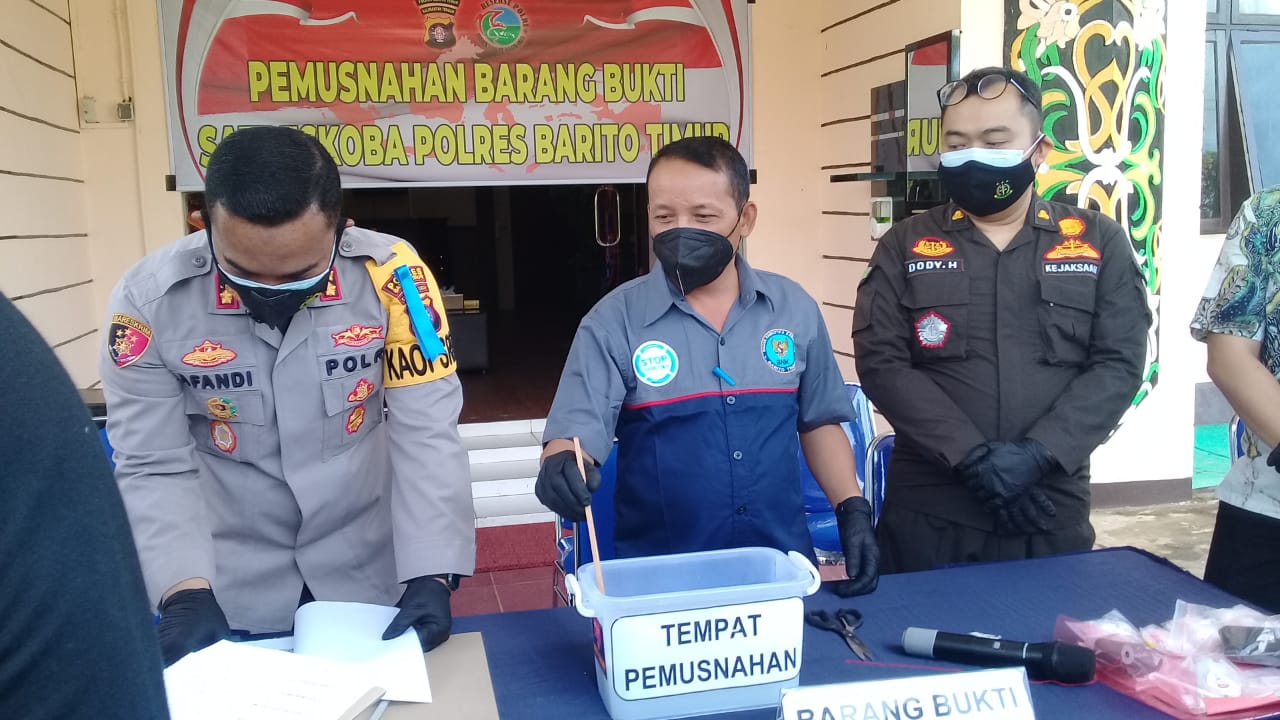 39b94122-607d-4d42-afa9-2963a132e387 Polres Bartim Musnahkan Barang Bukti Sabu