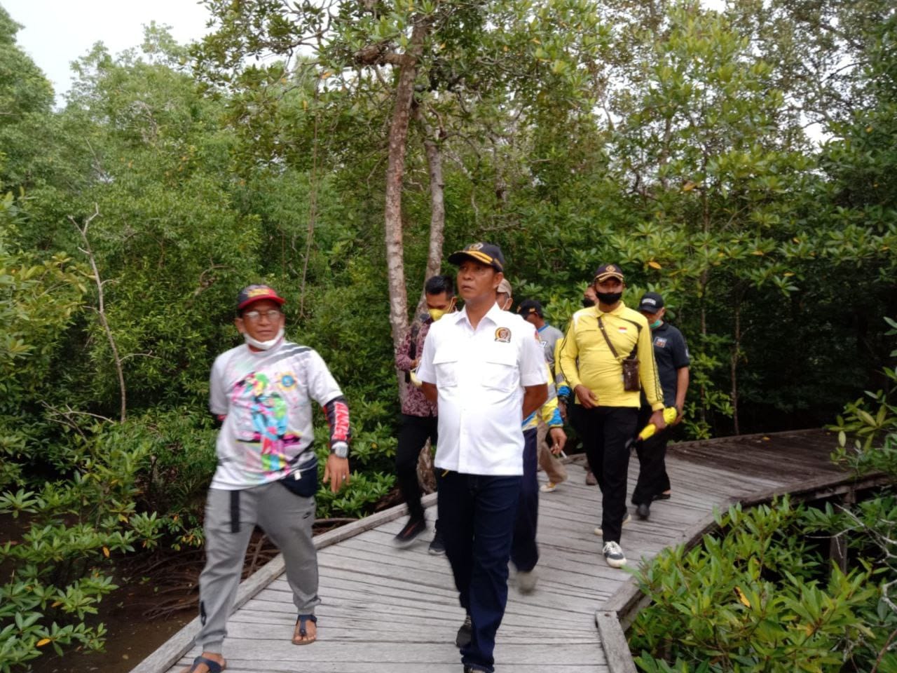 Dislautkan Kalsel Bagikan Bibit Kakap Putih di Pulau Burung, Yani : Bukti Negara Hadir