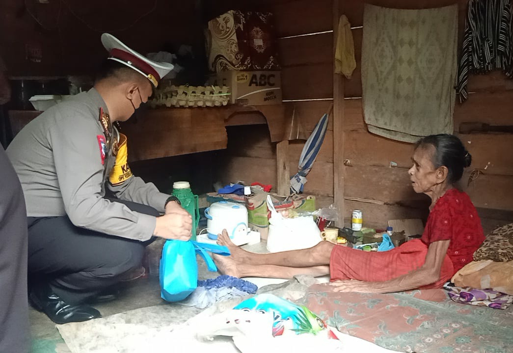 Satlantas Polres Bartim Berikan Bansos untuk Kaum Dhuafa