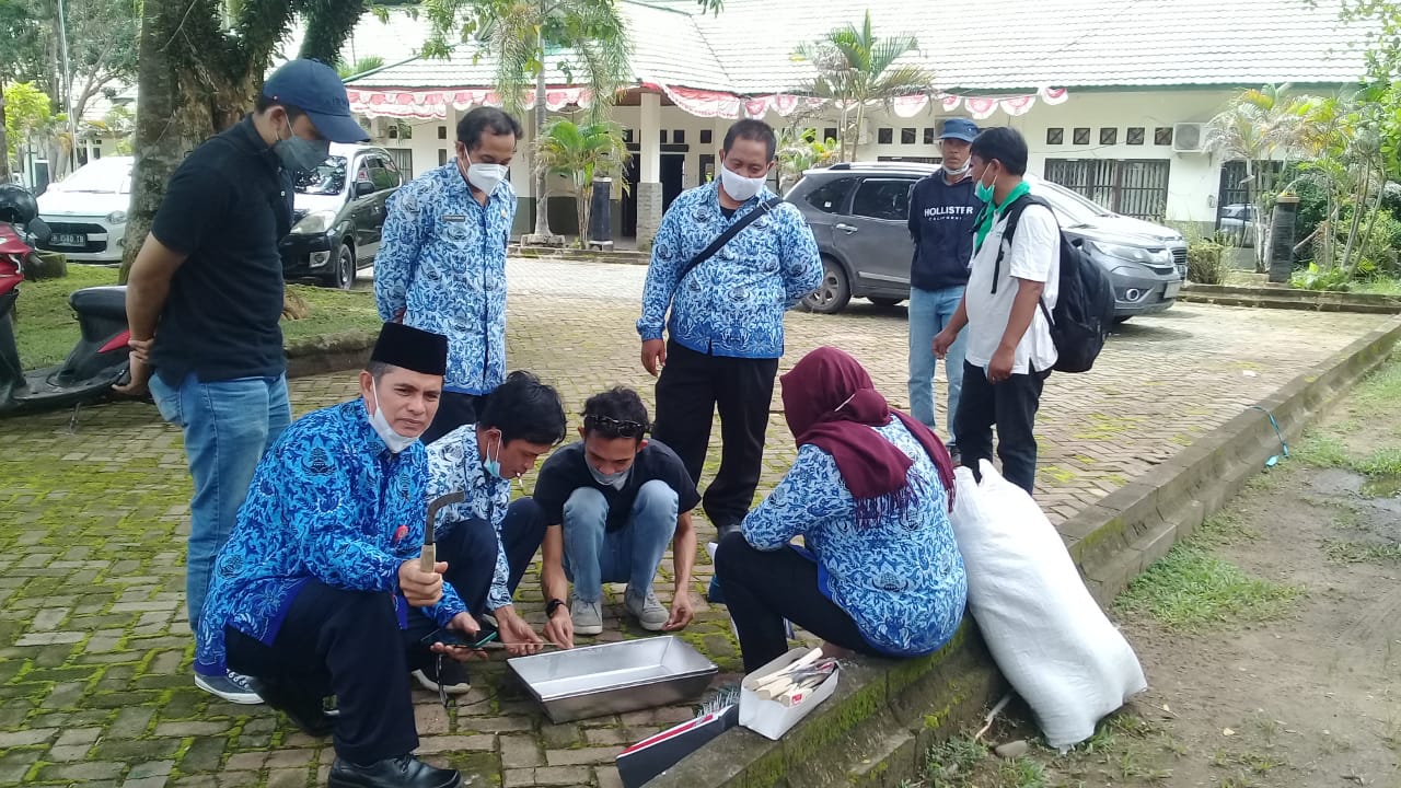 Trikorianto Serahkan Alat Perlengkapan Sadap Karet