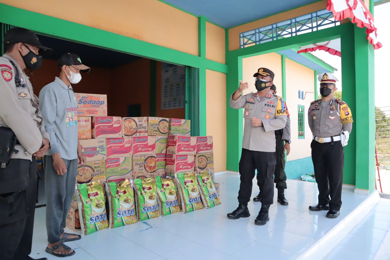 Polres Bartim Serahkan Bantuan Sembako kepada Warga Terdampak Banjir