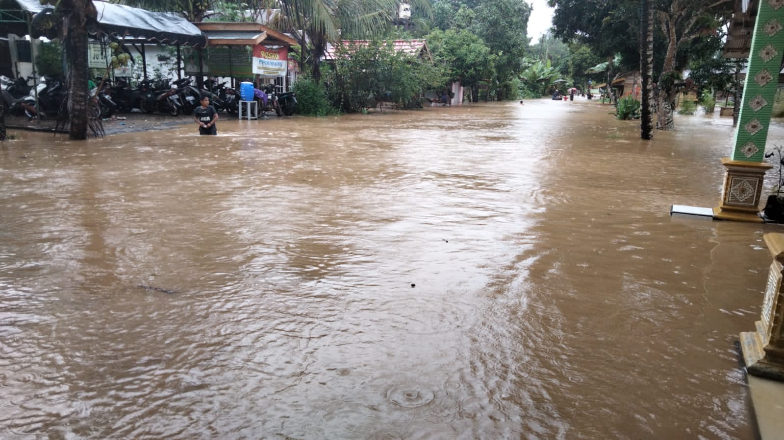 Banjir, Jalan ke Kecamatan Tebing Tinggi dan Awayan Terkendala