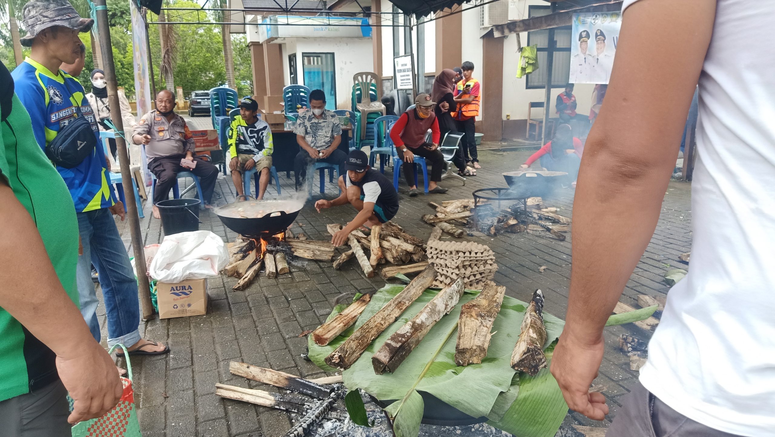 Bupati Balangan Ikut “Mangawah” di Daput Umum untuk Warga Terdampak Banjir 