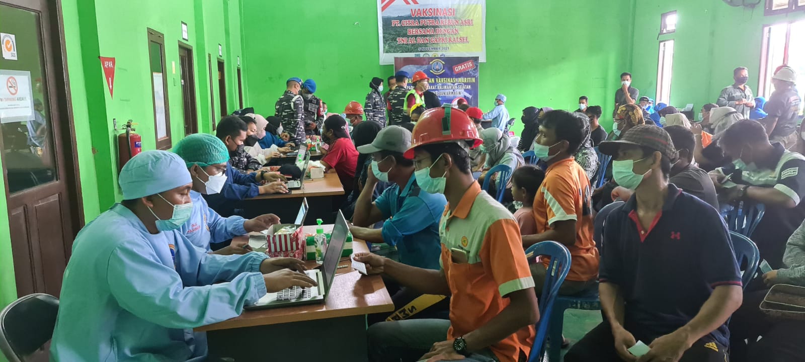 TNI Lanal Banjarmasin Vaksinasi Pegawai PT Citra Putra Kebun Asri