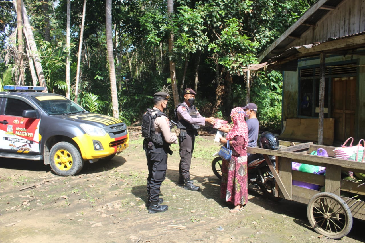 000428fb-66be-4925-9547-dd00292b440f Satsamapta Polres Bartim Bhakti Sosial Jum'at Berkah