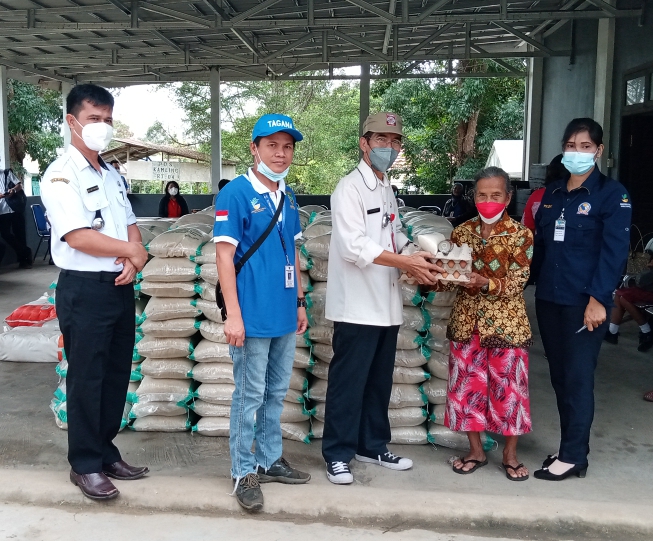 Ir Barnusa Serahkan Bansos Covid-19 Secara Simbolis Kepada KPM