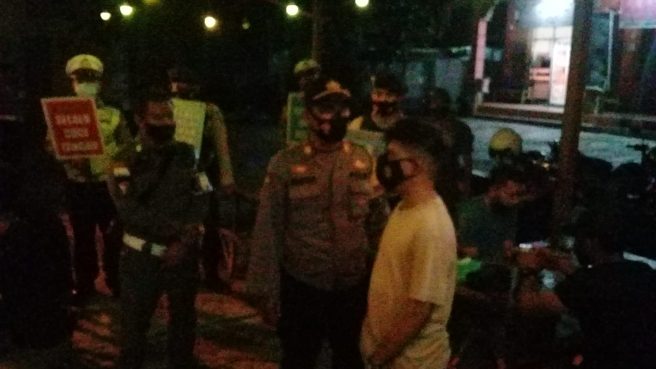Kabag Humas Polres Bartim Pimpin Patroli Malam di Sejumlah Tempat Nongkrong