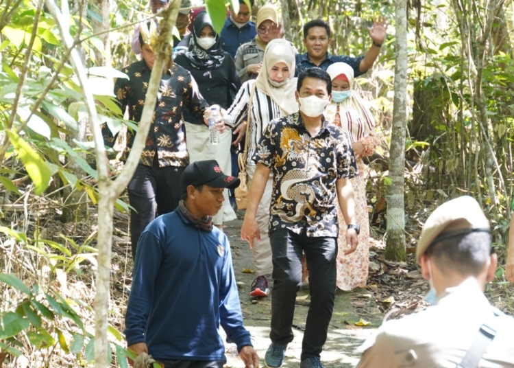 Realisasi Program, Bupati H Abdul Hadi Jalan Kaki 5 Jam Masuk Hutan