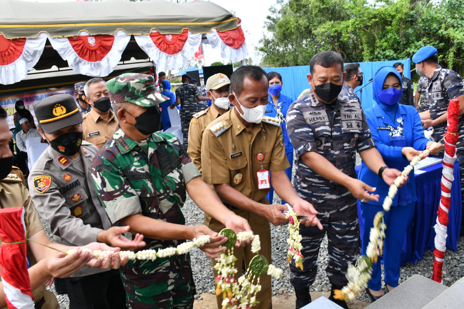 IMG-20211207-WA0085 Bupati Tala Resmikan Pos Pengamat TNI AL di Desa Tabanio
