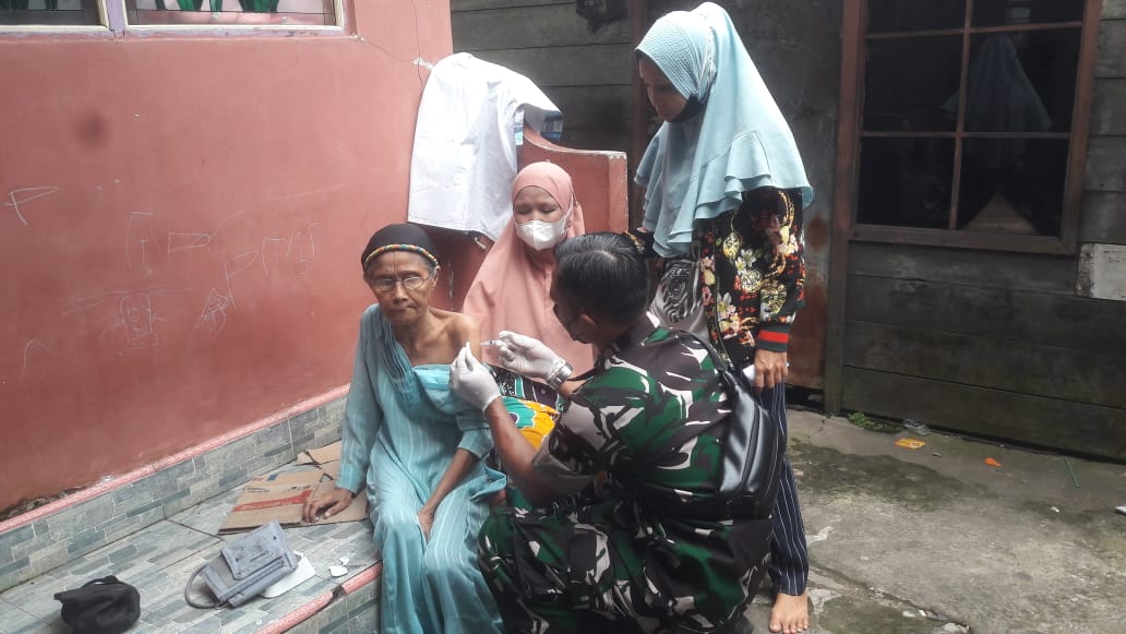 IMG-20211219-WA0106 Jajaran Kodim 1007/Banjarmasin Jemput Lansia untuk Vaksinasi