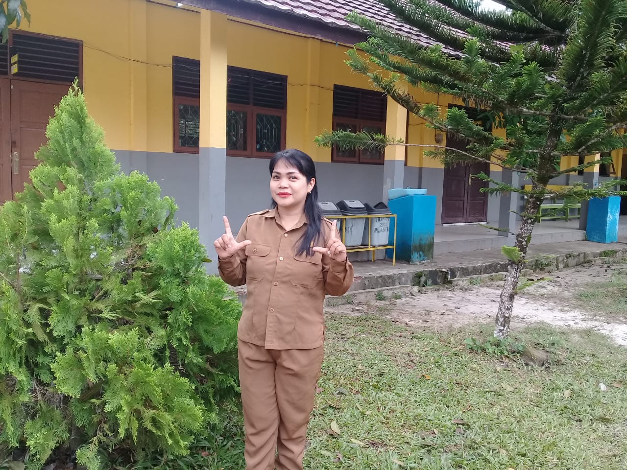 Bau Tumpukan Sampah Ganggu Pembelajaran SMAN 1 Tamiang Layang