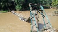 Jembatan Padang Panjang Ambruk Akibat Abrasi Tepian Sungai
