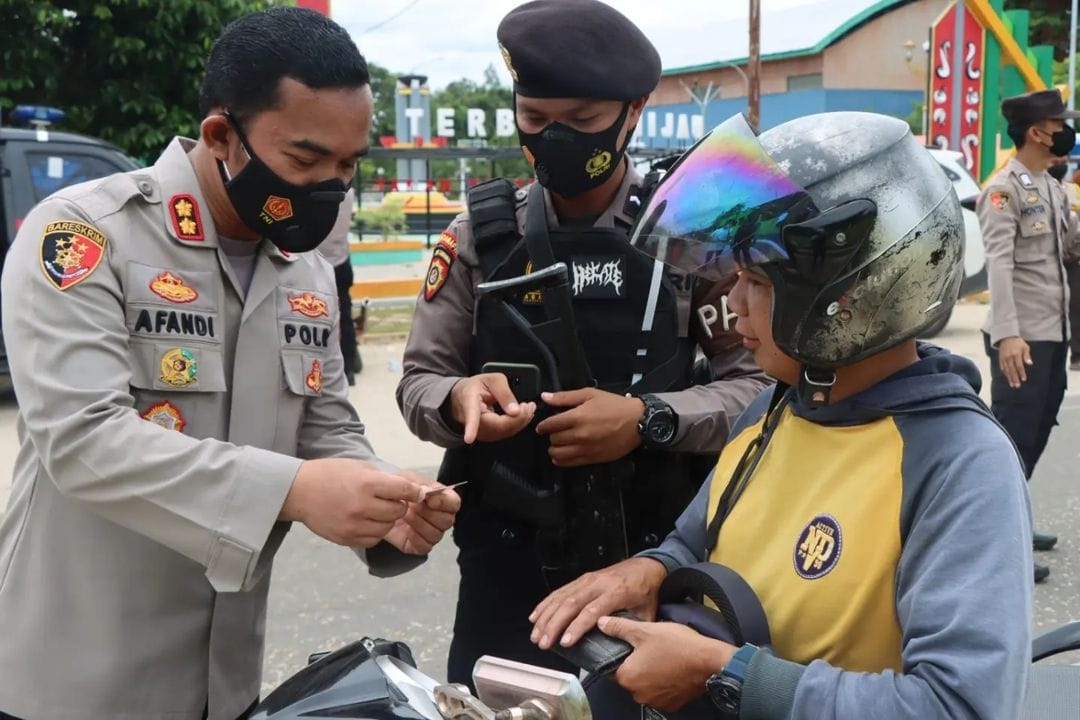 590a50ba-3693-4295-ac1b-14c37d5e5971 Polres Bartim Gelar Razia Vaksinasi