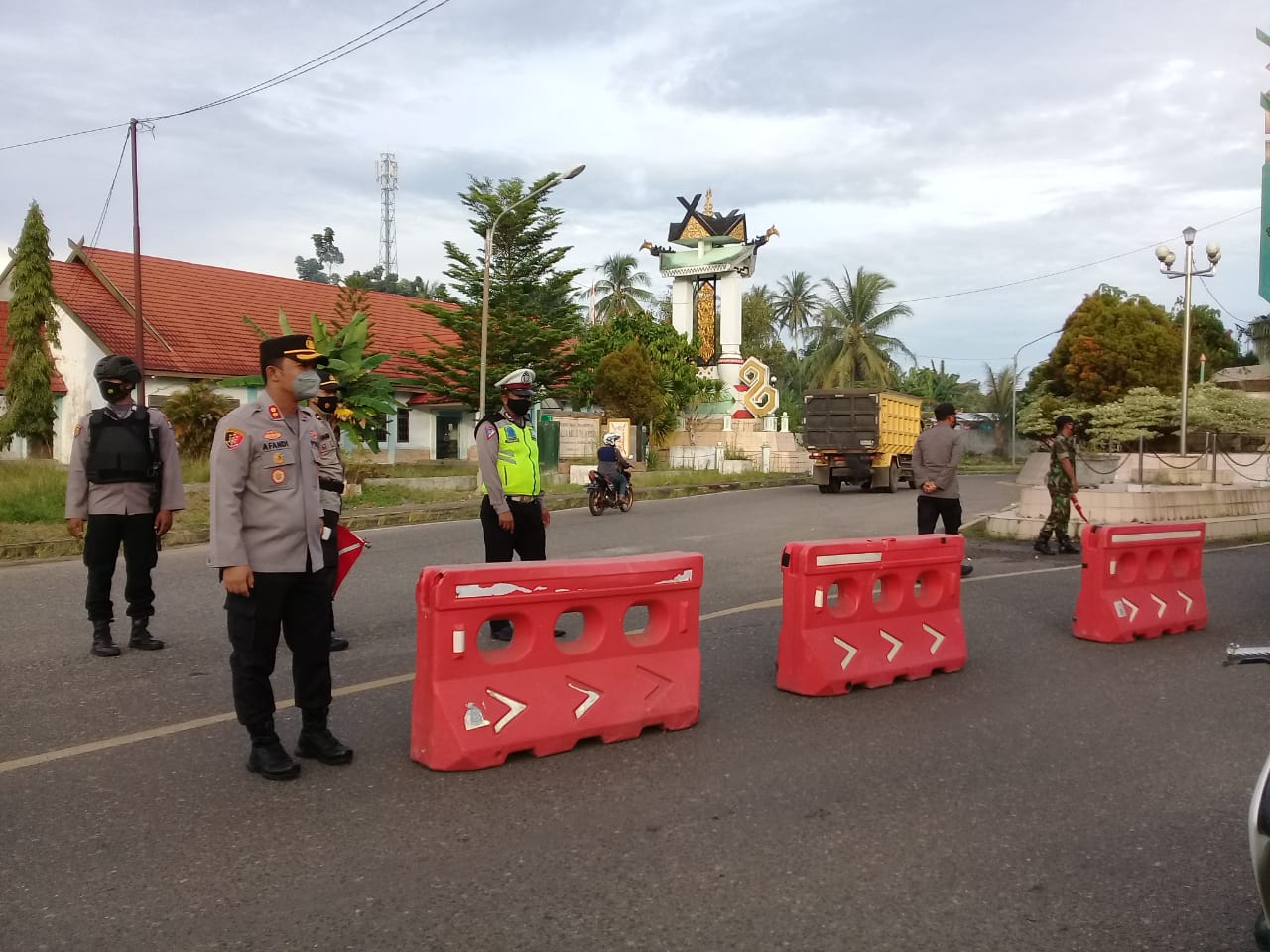 Kapolres Bartim Turun Langsung Lakukan Penyekatan Perbatasan