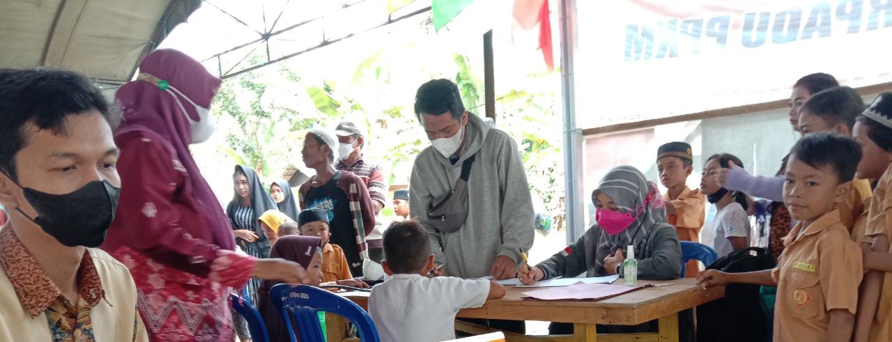 Tim vaksinasi Puskesmas Barikin Vaksinasi Siswa SDN Pandanu