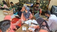 TNI-Polri Kawal Tim Kesehatan di Desa Pengambau Hilir Luar