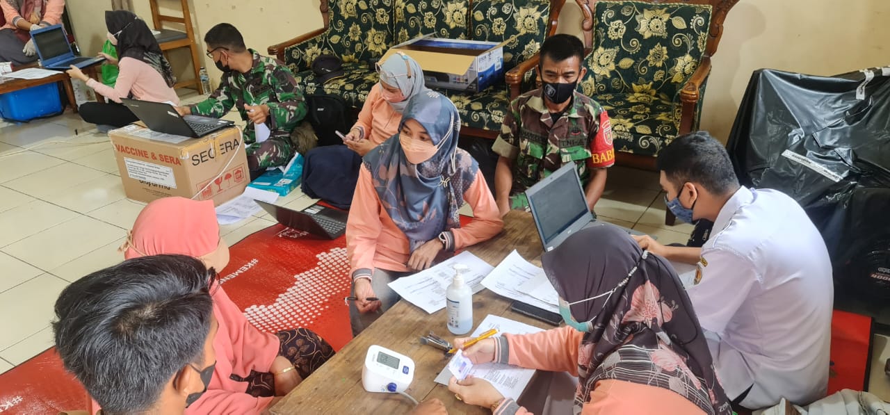 TNI-Polri Kawal Tim Kesehatan di Desa Pengambau Hilir Luar