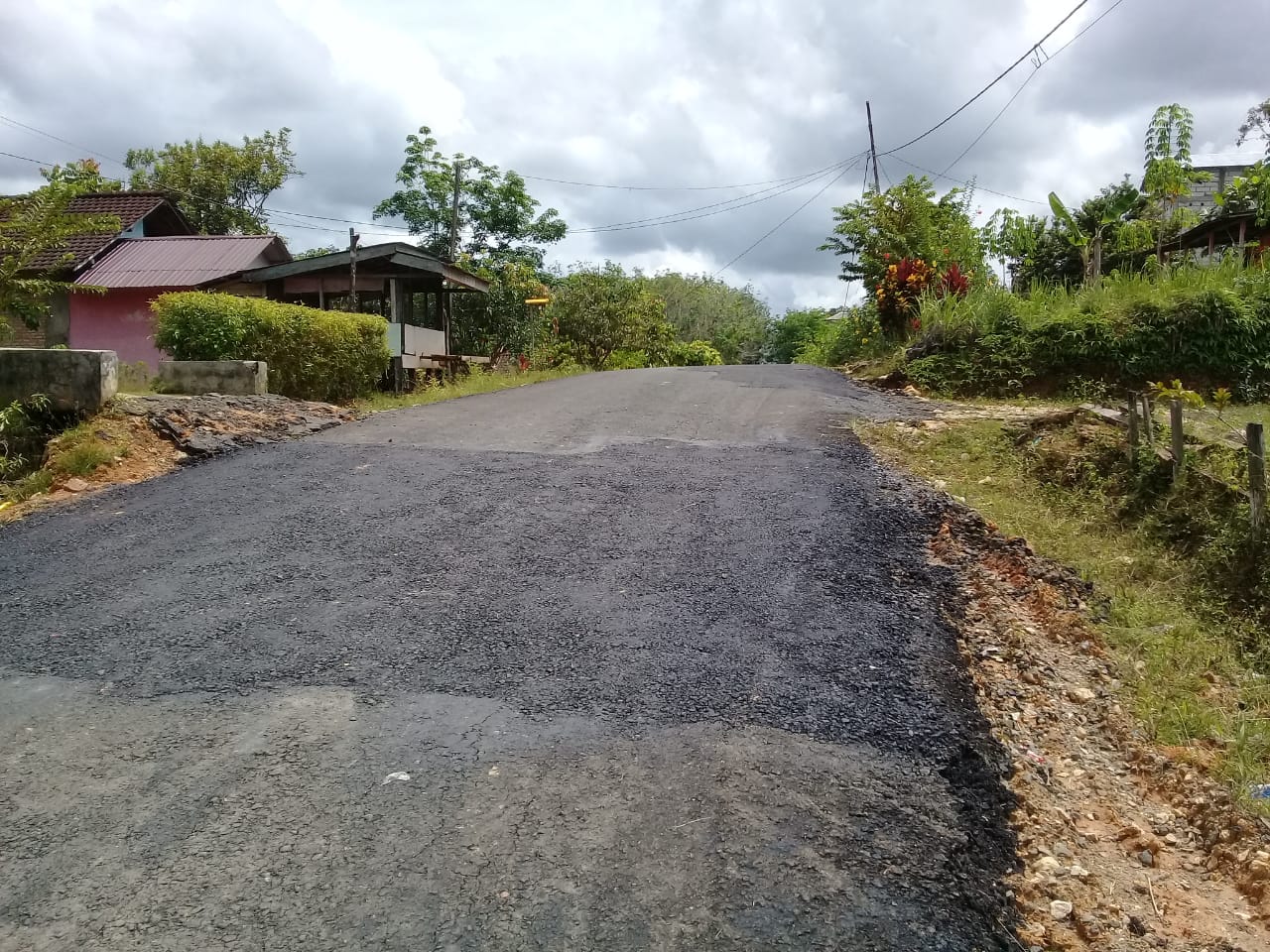 db3654ad-e388-4b49-81d6-3a93c9d0088b Jalan Rusak di Desa Sibung Sudah Diperbaiki