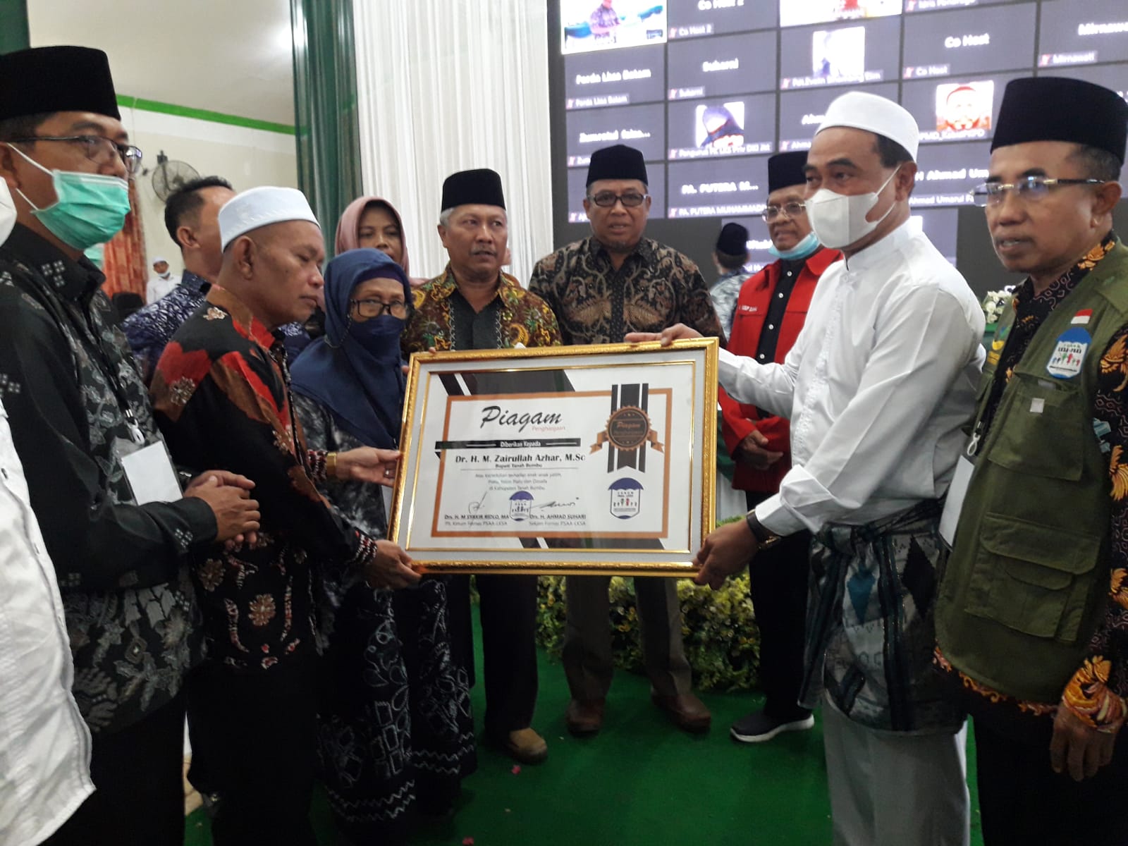 Bupati Tanbu Terima Penghargaan Keperdulian Terhadap Anak Yatim