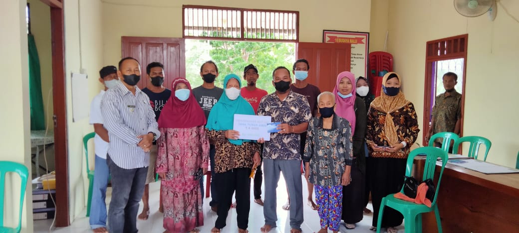 Pemerintah Desa Turan Amis Serahkan BLTDD Kepada 10 KPM