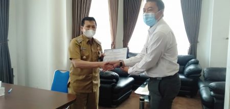 H Supiani Terima Piagam Penghargaan dari PLN Kalselteng