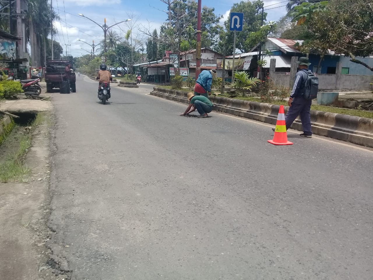 Dinas PUPR Tambal Jalan Berlobang