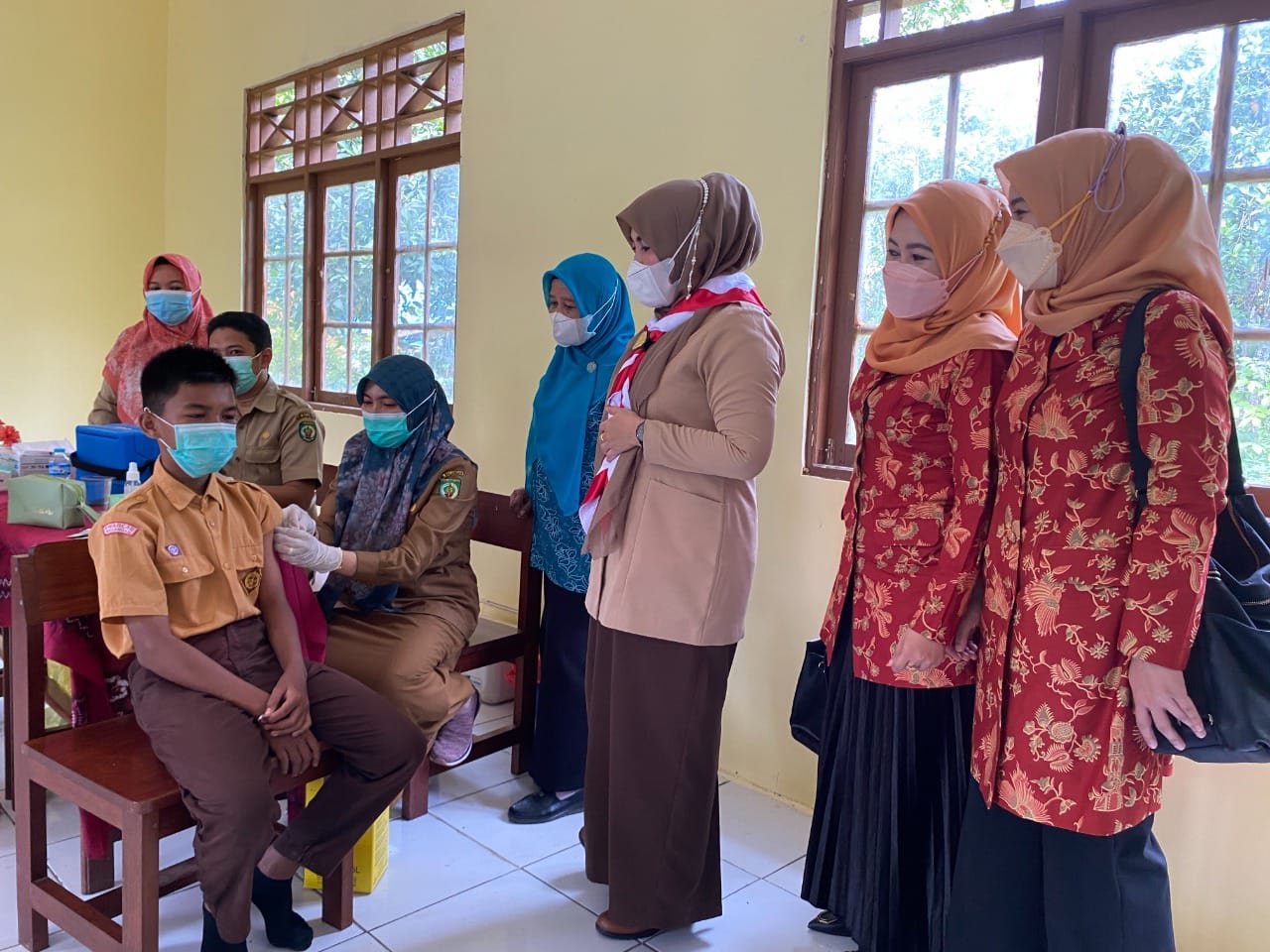 Membaur Seperti Anak Pramuka, Bunda Sri Tinjau Vaksinasi Anak 