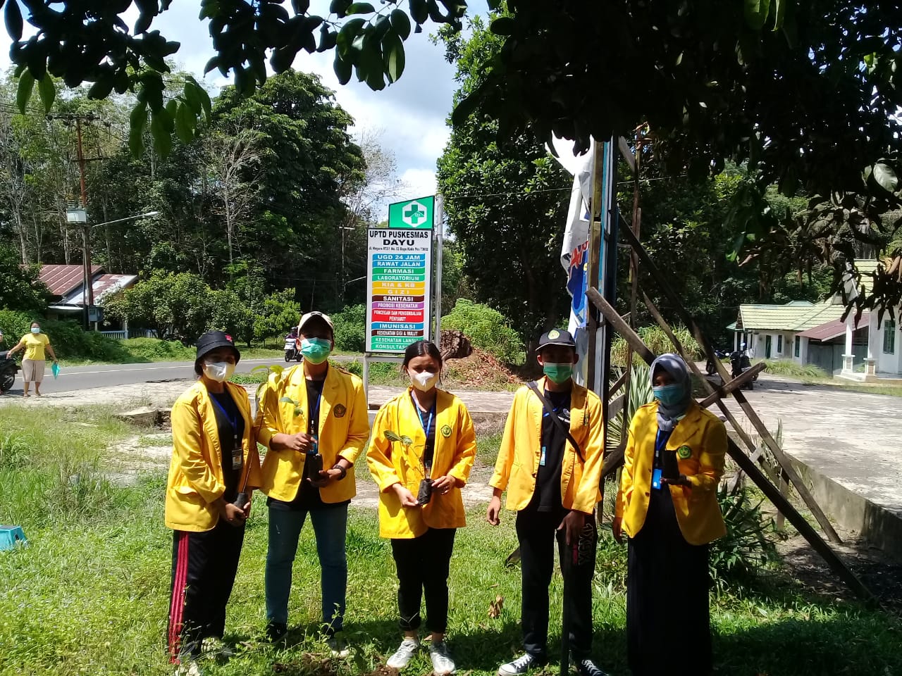Mahasiswa Unpar Tanam Pohon Buah di Lingkungan Puskesmas Dayu
