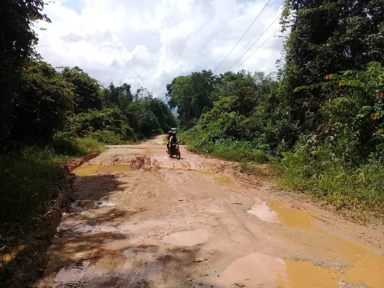 Desa Wungkur Nanakan dan Tangkan Gunakan Dana Gotong Royong untuk Perbaiki Jalan