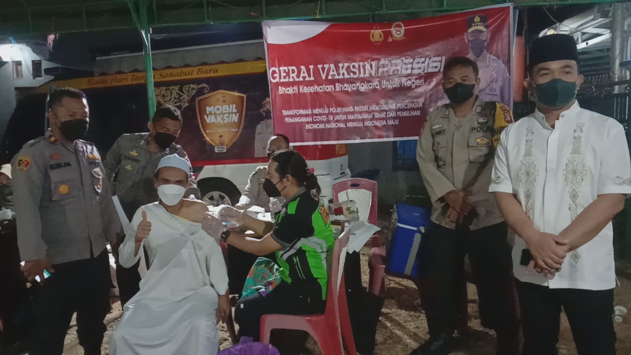 Polres Bartim Laksanakan Vaksinasi Usai Tarawih