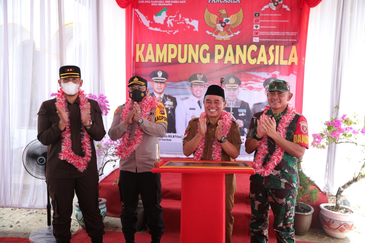 Bupati Zairullah Resmikan Kampung Pancasila Ke-12 di Kabupaten Tanbu