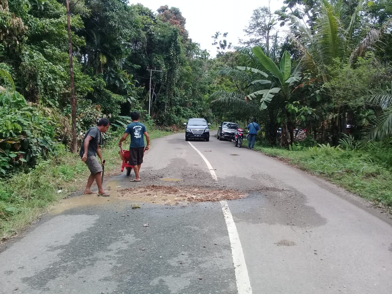 Jalan Rusak di Kecamatan Awang